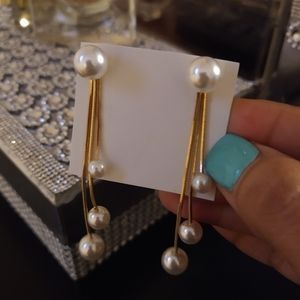 Gold earrings with pearls